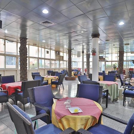 Oyo 366 Waves Hotel Ajman Buitenkant foto