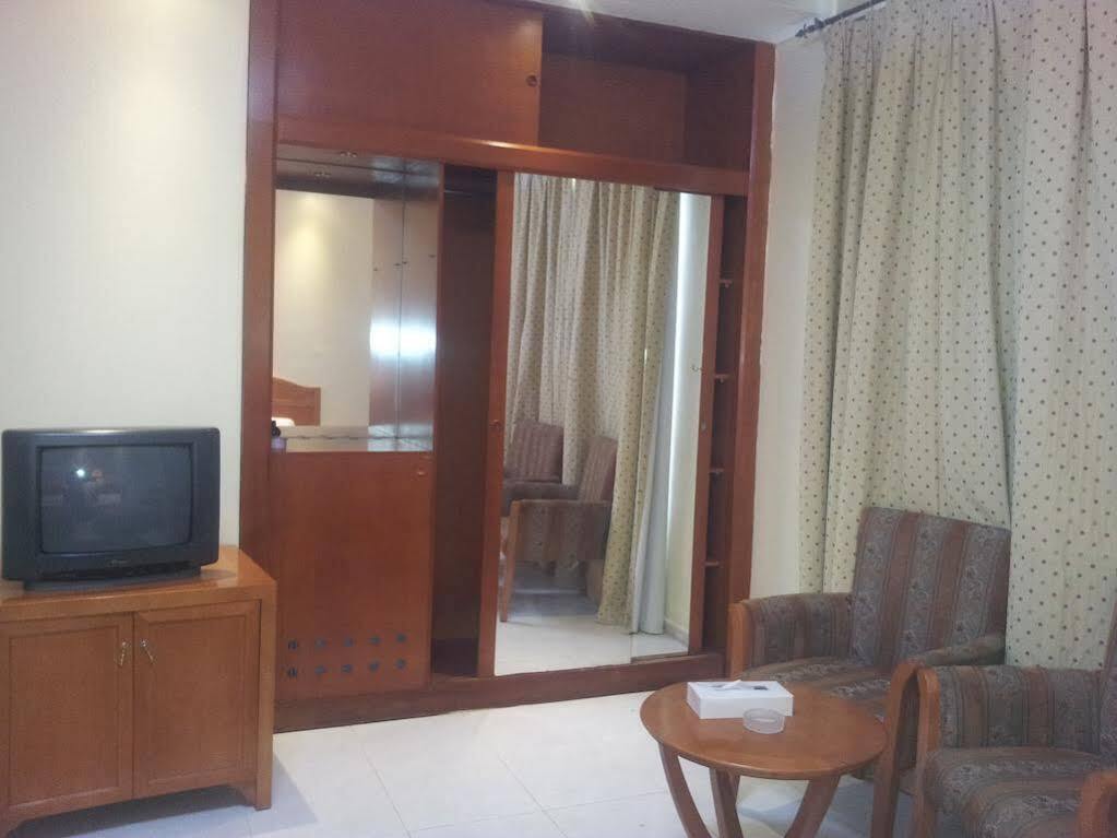 Oyo 366 Waves Hotel Ajman Buitenkant foto