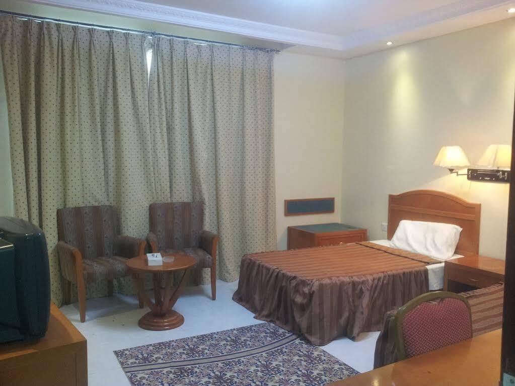Oyo 366 Waves Hotel Ajman Buitenkant foto