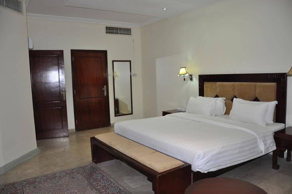 Oyo 366 Waves Hotel Ajman Buitenkant foto